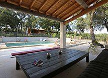 Les cabanes de Carelles, vacances dans le Sud de la France : la piscine et son pool-house