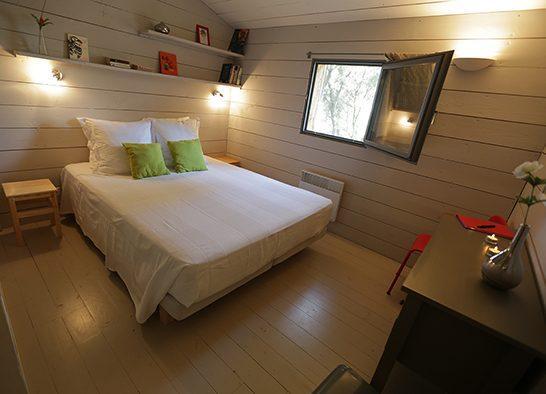 Le gîte les cabanes de Carelles : chambre avec un lit en 160 cm
