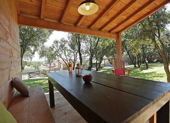 Le gte les cabanes de Carelles : la terrasse